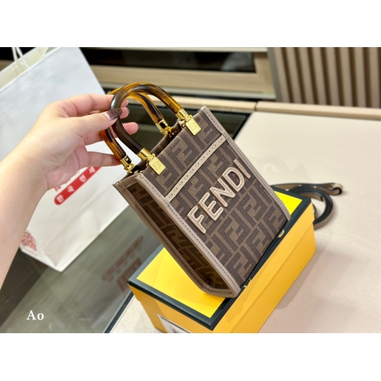 2023.10.26 195 box size: 13.17cm (small) Fendi Fendi Mini Tote This year Fendi is really a big love! Handheld crossbody!