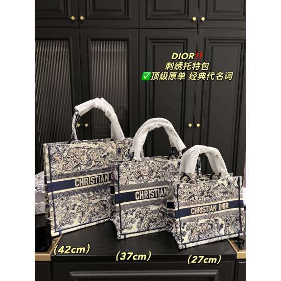 2023.10.07 Large P285 box ⚠️ Size 42.34 medium P275 with box ⚠️ Size 37.27 Small P240 with box ⚠️ Size 27.22 Dior Embroidered Tote Bag ✅ The classic atmosphere in the top original classic without losing personality, easy to handle with any combination, is