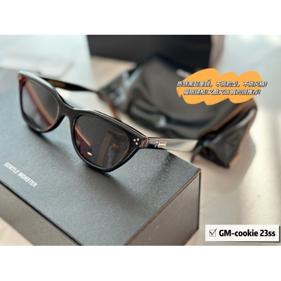 On September 3, 2023, 195 comes with a complete set of packaged black super sunglasses. The new GM cookie sunglasses from 2023 cannot be missing. Cookie01- Narrow frame new paradigm carries multiple styles with a straight line, which is both neat and refr