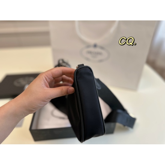 2023.11.06 P150 (with box) size: 2313PRADA Prada's new three in one crossbody bag combination design, zippered open: very delicate~can also be crossbody: make an underarm bag, with: zero wallet! Chain: disassembly, versatile design, lightweight travel ❗ :