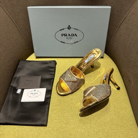 2024.01.05 Top Edition 23ss Summer New Prada Prada This 90s style sandal evokes a versatile style and is suitable for different occasions to wear. The brand's iconic glossy leather design, commonly seen in the luxury world, is exquisitely crafted, with a 