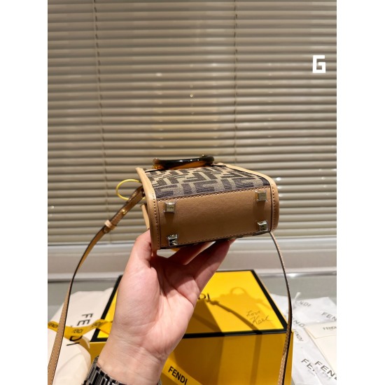 2023.10.26 P220 folding box ⚠ The size 13.17 Fendi Fendi score bag should not be underestimated, with a retro style full of elegance and fashion coexisting