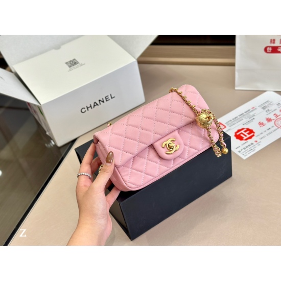 On October 13, 2023, 230 comes with a folding box and an airplane box size of 20cm. The upgraded version of the large and mini version is shipped with Chanel sheepskin metal balls, which feel soft and sticky