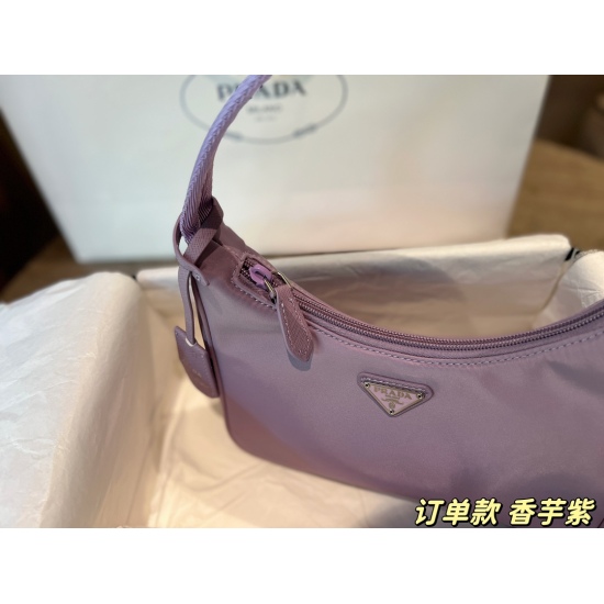 2023.11.06 140 matching box (Korean order) size: 22 * 13cmprad hobo nylon underarm bag, seeing the actual product is truly perfect! packing ✔️ The design is super convenient and comfortable!