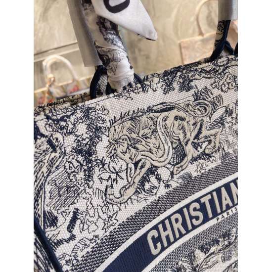 On October 7, 2023, the P290/310 Dior Book Tote tote bag is a limited edition Dior limited edition animal jungle series tiger pattern embroidery tote with a medium size of 36.5 * 28 * 17.5cm. The tiger series is also dirt resistant and doesn't match well,