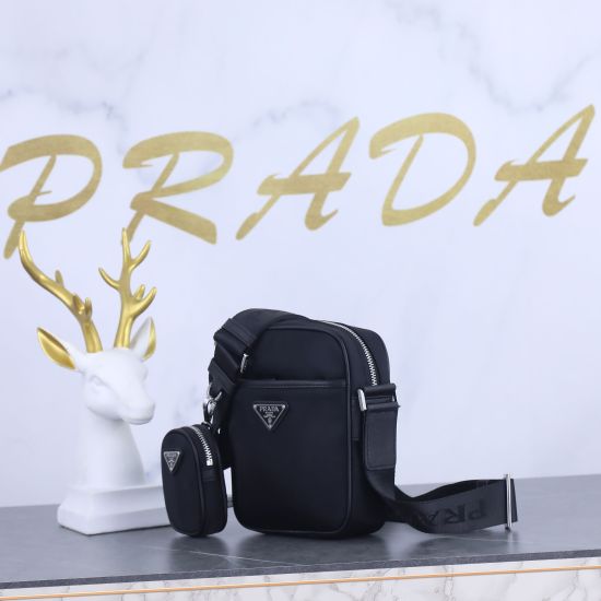 March 12, 2024, batch 410 P latest models! The modern nylon crossbody bag model 2VH112 is equipped with detachable small bag decorations and spacious internal compartments, making it quite functional. Saffiano leather trim elevates the design style. Nylon