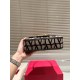 2023.11.10 P195 Folding gift box Valentino Valentino Loco is a must for beautiful fairies. It's also very beautiful. Bags are hand held shoulder bags that unlock fashion charm. cool and cute. The size of the most beautiful girl in the whole street is 22cm