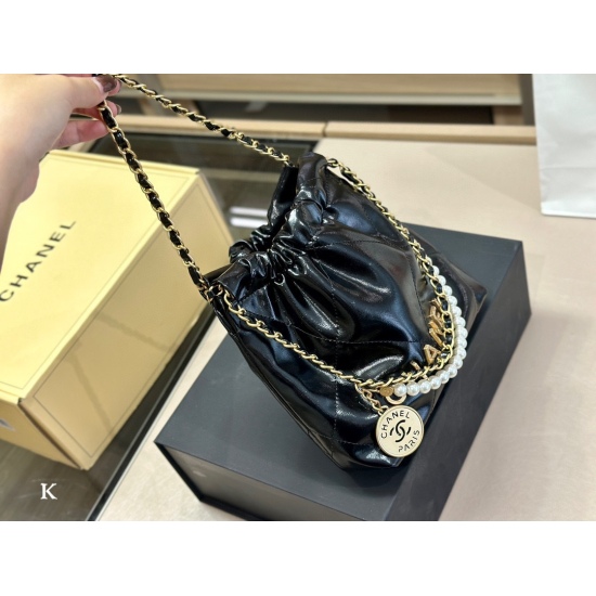 On October 13, 2023, 250 comes with a folding box. The size of the airplane box is 18 * 19cm, and the Chanel 23ss mini trash bag is also too beautiful! It's so beautiful, its capacity is also super! Handheld armpit crossbody