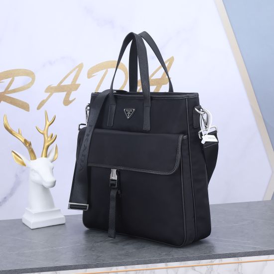 500 P households 2VG035 arrived on March 12, 2024 ✨  Nylon material with Saffiano leather trim and polished steel handle accessories, internal logo label, external triangular enamel nameplate zipper opening and closing multiple inner pockets, including tw