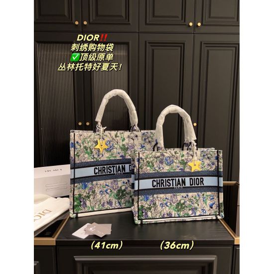 2023.10.07 Large P300 ⚠️ Size 42.34 Medium P290 ⚠️ Size 37.27 Small P280 ⚠️ Size 27.22 Mini P210 ⚠️ Size 23.16 Dior Embroidered Tote Bag ✅ Top grade original matching inner liner star pendant, classic atmosphere without losing personality, easy to handle 
