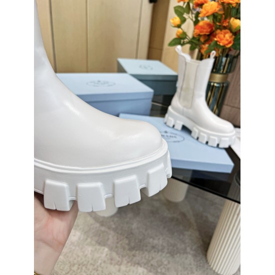20230923, 340 class top, 2022SSS launched the Prada short boot series PRADA, an early autumn and winter runway show popular on the internet. Prada can be used in important occasions with a fresh and luxurious feel. Wearing this shoe perfectly, it is elega