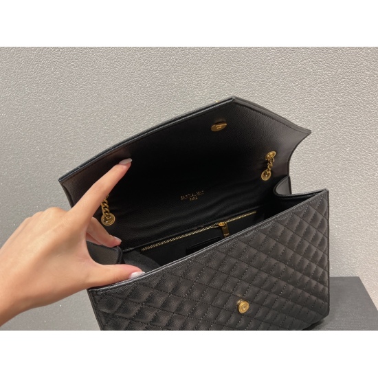 2023.10.18 P200 box matching ⚠️ Size 31.22 Saint Laurent envelope bag meets all daily needs and can hold the entire world. It is very convenient to travel to the seaside and full of fashionable feeling