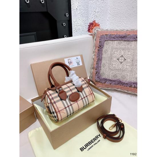 2023.11.17 P200BURBERRY (original order) Burberry counter's latest practical and durable Canvas checkered bucket bag is made of special toothpick pattern material paired with Marguerite PVC. All season essential size: 201411