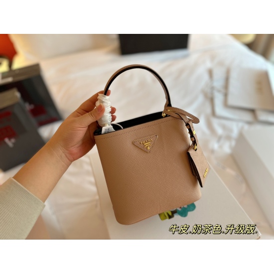 2023.11.06 270 comes with a box of cowhide size: 18 * 18cm PRADA bucket bag. I really love bucket bags!! The highest daily utilization rate! A bag that is suitable for both leisure and work ⚠️ Original cowhide! Original hardware!