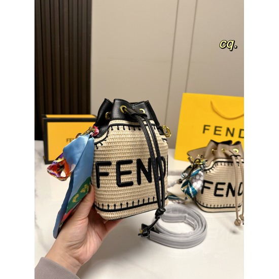 2023.10.26 P195 (Folding Box) size: 1220FENDI Fendi Love Grass Woven Small Water Bucket Bag The barrel body is woven with Lafite grass, presenting a sense of luxury immediately ✔️ Shoulder strap: detachable, with a large capacity: the concave shape in sum