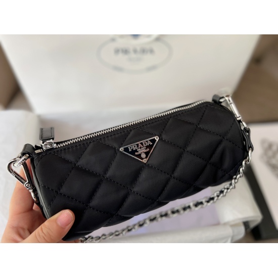 2023.11.06 170 comes with a box of black silver prad, a medieval classic small tube bag with a size of 2111cm. The cute and cool round bucket bag chain can be carried under the armpit or across the body, making it easy to store mobile phones and daily ite