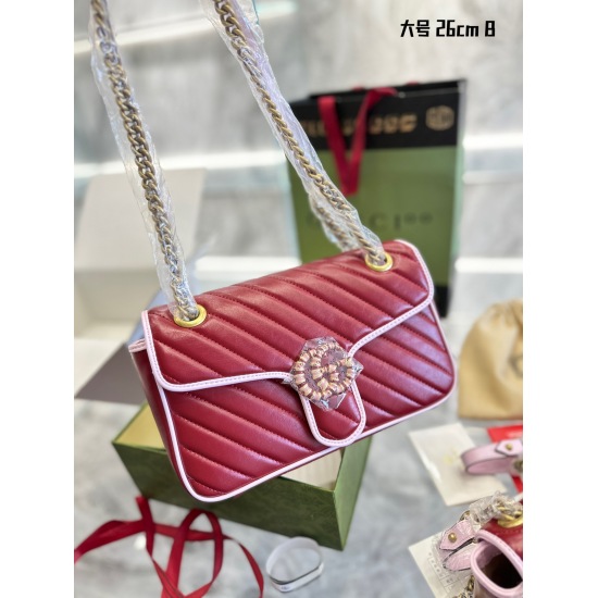 On October 3, 2023, p195p210p215GUCCI GG Marmont Crossbody ● This bag has a very eye-catching color scheme. The red and pink color scheme is very beautiful and not easy to collide with the bag. The logo of the enamel buckle is also very unique, and the on