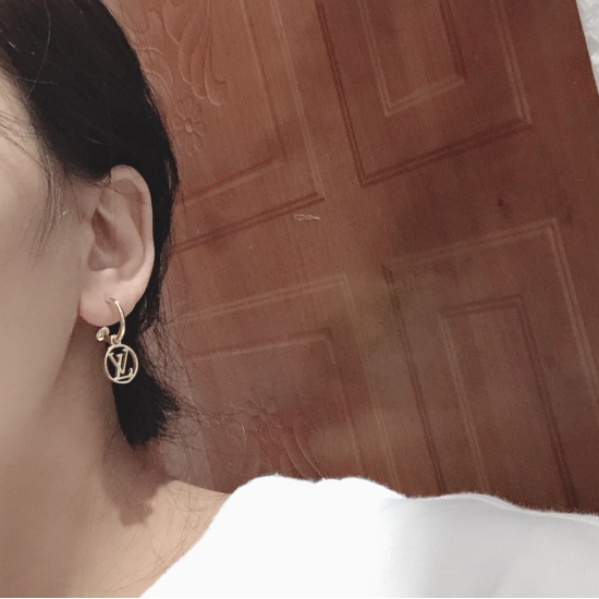 20240411 BAOPINZHIXIAOLv Earrings Classic Earrings bring a fashionable and interesting visual personality, with a simple overall design and high logo recognition. When paired with an elegant and atmospheric design, it can be easily switched between shoppi