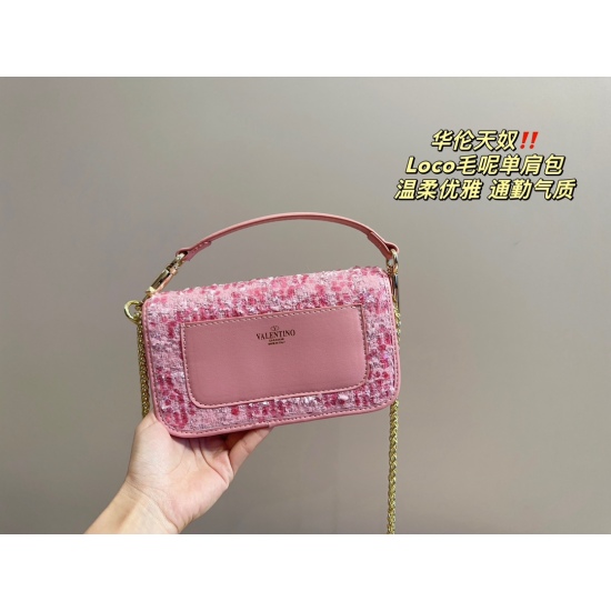 2023.11. Top 10 P215 ⚠️ Size 28.12 Small P205 ⚠️ The size of the 20.10 Valentino Loco woolen shoulder bag exudes a sense of sophistication. It looks very versatile on the body, and there's no pressure on the back. No girl can refuse such a beautiful bag