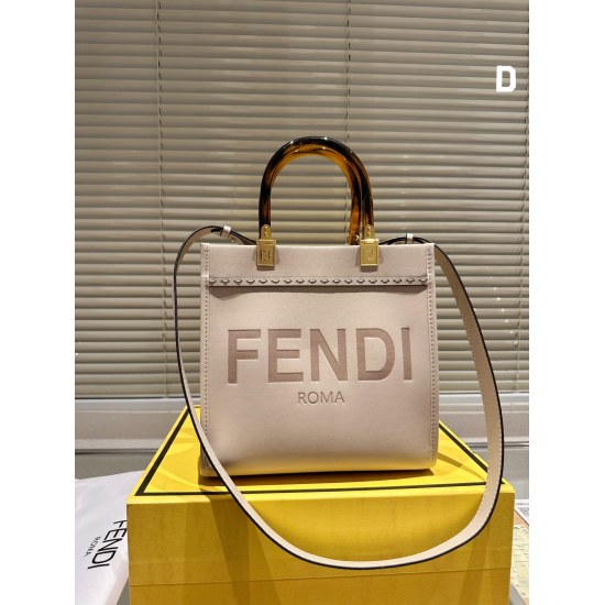 2023.10.26 P220size 23 22cm Fendi Fendi peekabo Shopping Bag: Classic tote design! But the biggest feature of this one is: portable: crossbody!