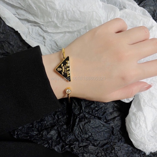 2023.07.23 The new Prada rada black and white triangle big diamond bracelet is super heavy industry bling bling, with very good color matching. The high-end refined steel material is not allergic and fadeless. One to one exquisite craftsmanship, a classic