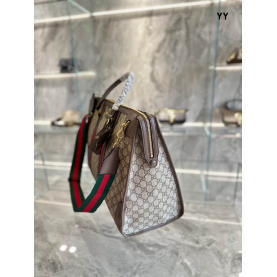 On October 3, 2023, the new P250gucci portable shoulder travel bag with a size of 45cm has arrived. Today, our friends, Anli, a new Gucci LINEABAULETTO handbag, showcases the style of a travel bag with a new look. The original GG canvas and striped webbin