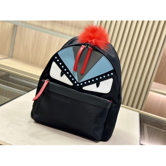 2023.10.26 195size: 34 * 37cm (large) Fendi Small Monster Backpack Fendi Two Eyes Stylish and eye-catching appearance! It's still classic and the best looking!