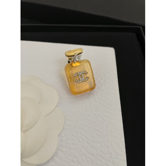2023.07.23 ch * nel Latest Pentagram ⭐ Yellow perfume bottle brooch consistent Z brass material is too beautiful