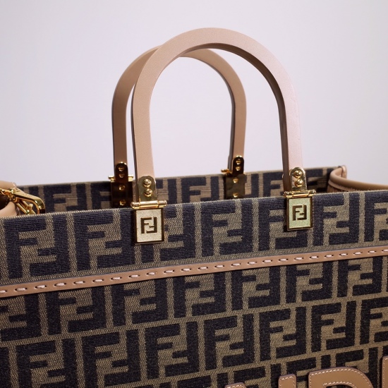2024/03/07 p980 [FENDI Fendi] New Sunshine fabric handbag with brown FF jacquard pattern and light brown leather FENDI ROMA lettering, featuring a hard leather handle. Featuring spacious interior compartments with light brown leather edges and gold accent