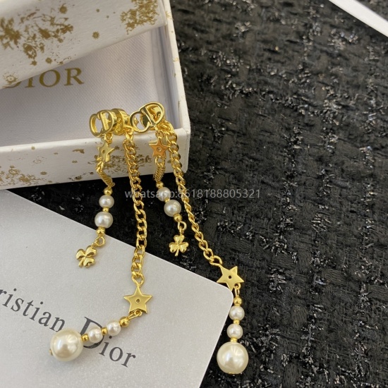 On July 23, 2023, Dijia's Earrings became a hot selling item on the market ❣ Synchronous counter ‼ Exclusive high-end quality live photos ‼ Exquisite workmanship, perfect and flawless purchasing level ‼ Heavy industry electroplating has a super texture in