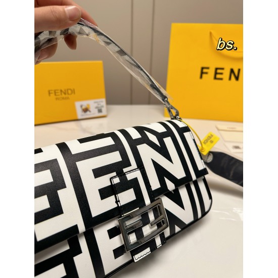 2023.10.26 P205 (box) size: 2615FENDI Fendi's latest co branded Marc Jacobs stick bag printed leather material, decorated with black and white Fendi. Paired with FF opening and closing design, front flip and magnetic buckle! By crossbody or hand, very lim