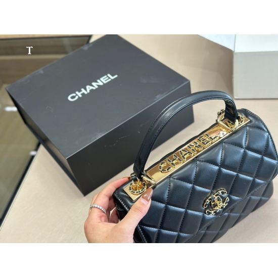 2023.10.13 255 Comes with Folding Box Aircraft Box Size: 25 * 18cm Chanel Trendy CC Organ Bag Series! The upper body is super atmospheric, with a very large capacity!