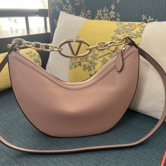 20240316 Original Order 910 Special Grade 1030 Small Model: 2080B (Plain) GARAVANI VLOGO MOON Small Chain Leather HOBO Handbag. Thanks to a chain and detachable leather shoulder straps, this handbag can be worn on the shoulder or carried by hand- Gold ton