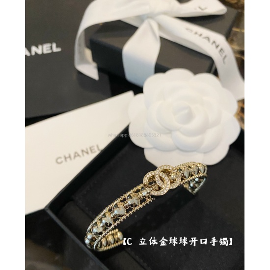 July 23, 2023 ch@nel The three-dimensional golden ball opening bracelet has an opening design, which is very convenient to wear. The color is high-end champagne gold, not very yellow gold. The actual color and texture are very good, and the whole body is 