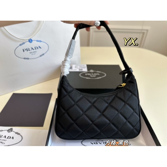 2023.11.06 P145 (with box) size: 2212PRADA Prada Mid Ancient Hand Handle/Underarm Bag A delicate small underarm bag! Lingge design, lightweight and comfortable~beautiful upper body effect, perfect for taking photos