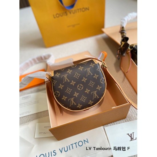 2023.10.1 p200LV Tambourin Saddle Bag! M44860LV Tambourin Saddle Bag! This saddle bag is inspired by its 2003 sibling design! The TAMBOURIN series reproduces the smart hand drum design and reinterprets the fashionable charm of classic bags! The compact ap