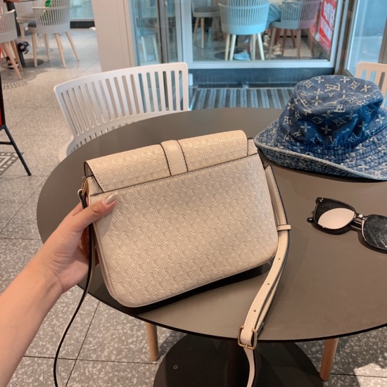 2023.10.18 P190 Gift Box YSL ♥ Saint Laurent's new embossed crossbody bag counter has long become the favorite of celebrities/internet celebrities. This low-key yet ultra high and stylish one is said to be a must-have for YSL girls. Elegant and noble, it 