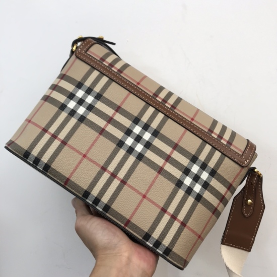 On March 9, 2024, P730 [Top of the line Original from B Family] Note bag, designed with inspiration from the brand's archive, decorated with Bur plaid patterns, and paired with buttons engraved with logos. Size: 25 x 8.5 x 18cm Style: 80557482 detachable 