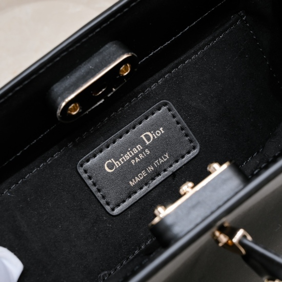 2023.07.20 Black Spot ‼️ Equipped with a new Key handbag series, Dior perfectly showcases the charm of a retro style. Made of imported calf leather and meticulously crafted, decorated with a unique knob style letter logo buckle, inspired by the unique loc