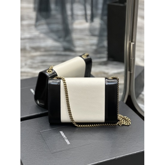 20231128 Batch: 590 [NEW] Black with White ▫️▪️ KATE 20cm counter's latest size, timeless style, irresistible super charm, a must-have style for everyone! 20cm is just right to use, and you can easily include any essential items when going out! Did you fa