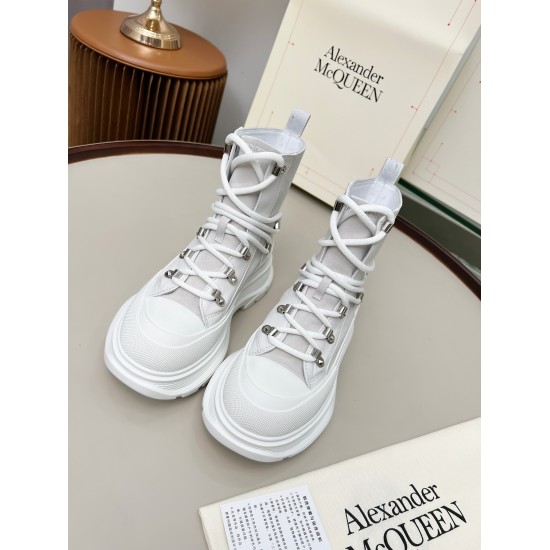 20240403 Alexander McQueen McQueen's latest thick soled Martin boots, originally developed in a 1:1 ratio, with an original open film TPU sole on the outsole. The fabric is full grain cowhide+high silk glossy cowhide, with a lining of sheepskin. The sole 