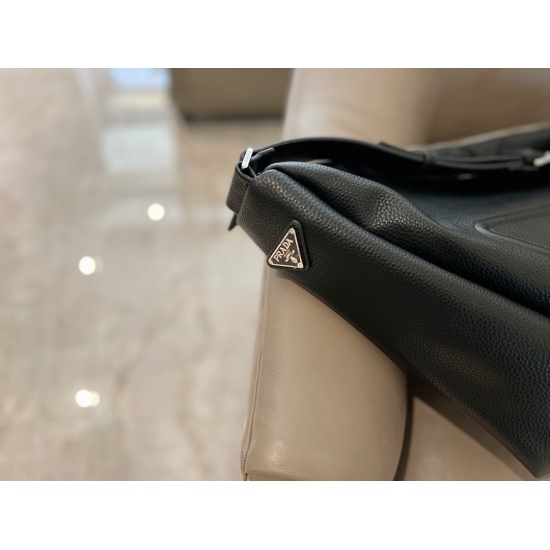 2023.11.06 255 Boxless Size: Top width 55 * height 30cmprad Black large triangle bag is very fashionable and has a design sense ⚠️ Same style for men and women! It's both A and Sa!