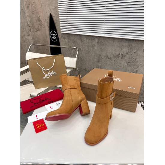 20240403 P325 yuan: Christian Louboutin (CL) will launch a new heavyweight thick heeled boots in 2023, made of shiny calf leather material. Side eye-catching embellishment with elastic gold plated Christian Louboutin (CL) logo design, with a height of 6 i