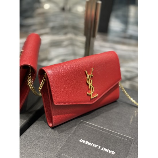 20231128 Batch: 560_ The most classic iconic metal logo of the mini envelope bag, paired with a detachable chain shoulder strap, can be used as a handbag! This model also comes with a small card bag, which can hold 4/5 cards without any problem! Italian i