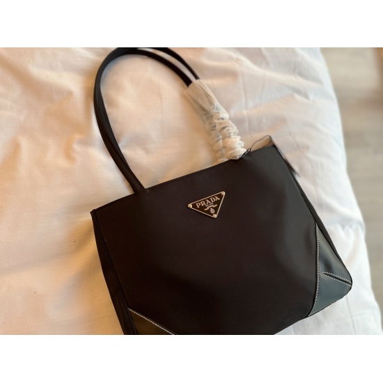 2023.11.06 170 No Box Size: 29 * 23cm Prada's latest Medium Guni Dragon Bag, a retro classic that feels super cool and casual!