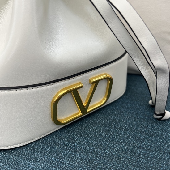 20240316 Original Order 780 Model: 2083-VLOGO Signature Mini Sheepskin Water Bucket Bag - Vintage Brass Aging Effect Treatment Logo and Accessories - Drawstring Opening and Closing - Chain Shoulder Strap - Dimensions: W 20x H 17x D 8.5cm
