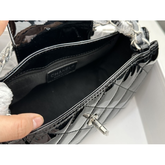 On July 10, 2023, change Xiaoxiang's new product Yuanbao bag is made of patent leather material. The shoulder strap can be carried by hand or crossed. Size: 22cm