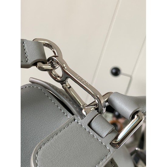20240325 P850 Geometry Bag 24CM Puzzle Handbag! The Puzzle handbag, a popular geometric bag from the Napa Calf Piro family, is the first handbag launched by Creative Director Jonathan Anderson for L0EWE. The rectangular shape and precise cutting technolog