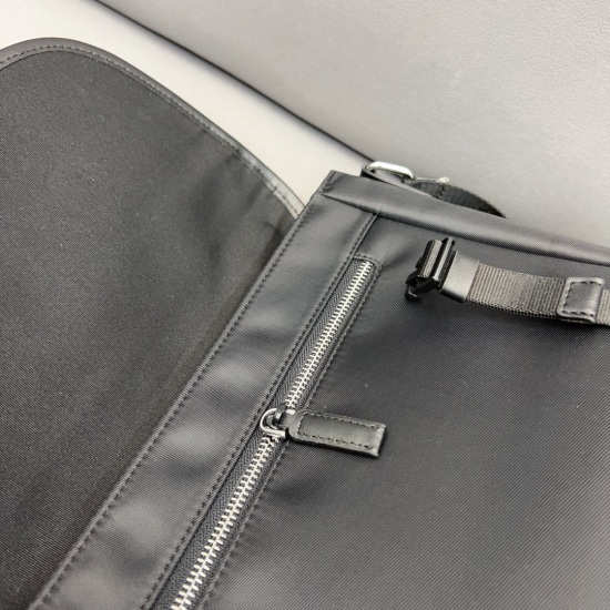 2023.11.06 P195 PRADA Nylon Fabric Flap Mailman Bag Single Shoulder Bag Men's Crossbody Bag is exquisitely inlaid with exquisite craftsmanship, classic and versatile physical photography Original factory fabric delivery Small ticket dustproof bag 32 x 23 