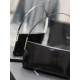 20231128 Batch: 610SUZANNE_ The concise and smooth lines of the underarm bag, with a glossy and leather like feel, are elegantly interpreted by minimalist aesthetics, and are deeply loved by fashion bloggers. The minimalist design has the characteristic o